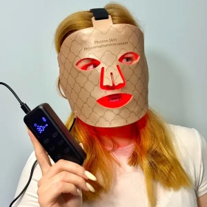 Kobieta w maseczce fototerapeutycznej BAFFS LED GLOW – maska LED do domowego zabiegu odmładzania skóry, poprawy kolorytu i redukcji zmarszczek.