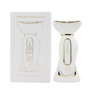 Masażer BAFFS Neck Therapy Wand do szyi i twarzy 4w1 w białej obudowie ze złotymi detalami, ustawiony obok oryginalnego opakowania produktowego z różową grafiką, widok frontalny na białym tle.