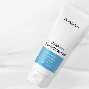 Dr.HEDISON Clear BHA Foam Cleanser na tle błękitu – pianka oczyszczająca z kwasem salicylowym BHA, redukcja niedoskonałości