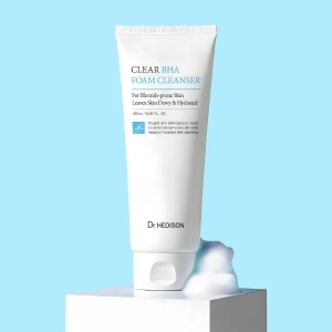 Dr.HEDISON Clear BHA Foam Cleanser na tle błękitu – pianka oczyszczająca z kwasem salicylowym BHA, redukcja niedoskonałości