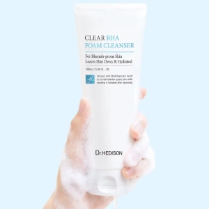 Pianka Dr.HEDISON Clear BHA Foam Cleanser trzymana w dłoni – żel/pianka do mycia twarzy z BHA (kwas salicylowy) dla cery problematycznej