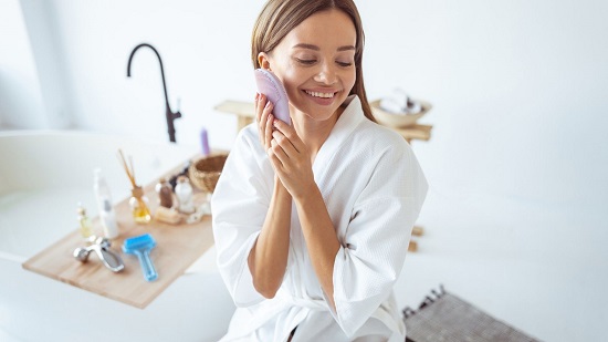 kobieta pielęgnująca twarz