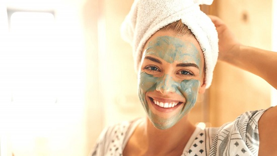 kobieta podczas zabiegu na skórę twarzy