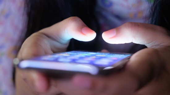 telefon komórkowy jako źródło światła niebieskiego